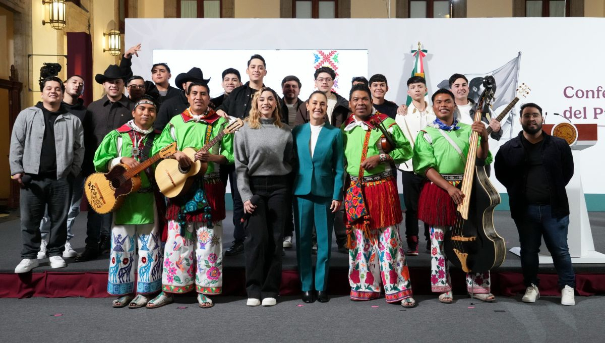 Presidenta Claudia Sheinbaum con el colectivo musical Legado de Grandeza