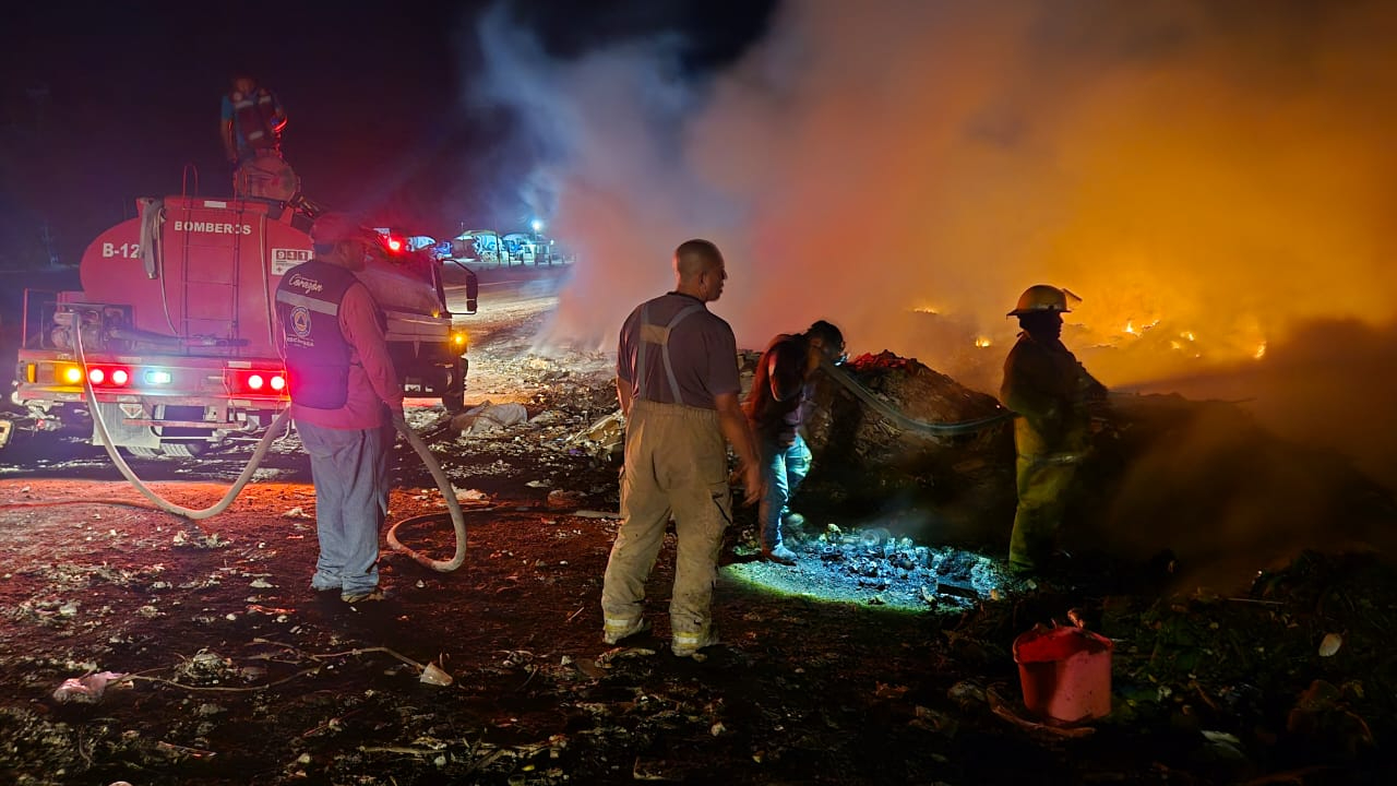 Queman cable y provocan fuerte incendio en basurero municipal de Escárcega