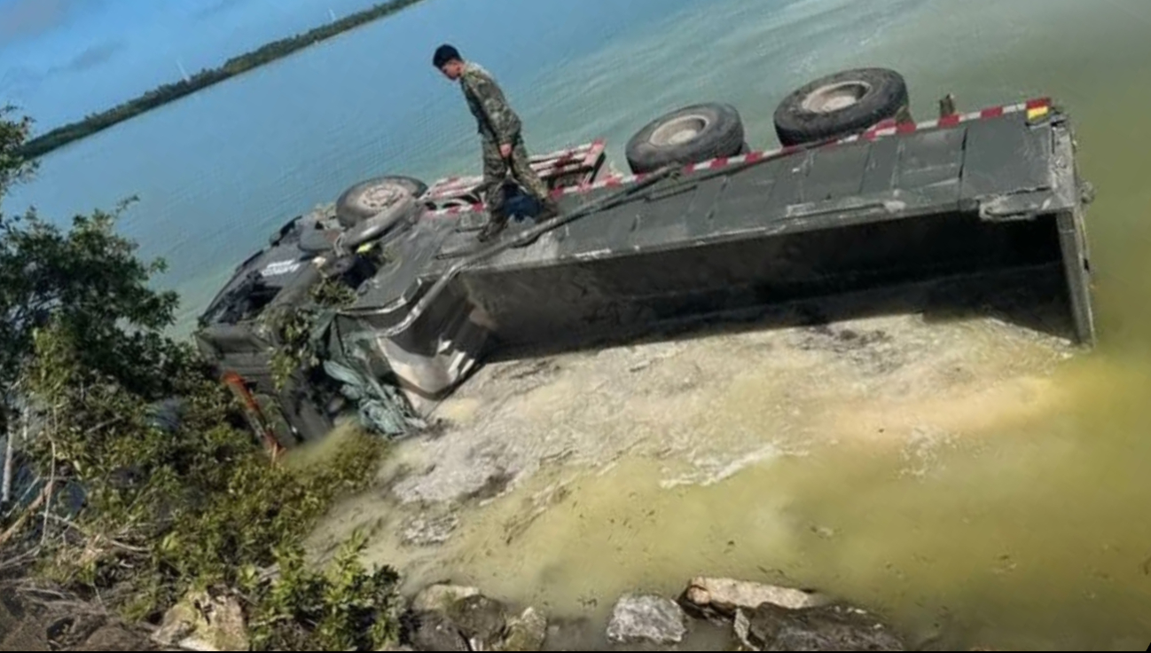 Militar sobrevive de milagro: Góndola del Ejército Mexicano cae al Estero de Sabancuy 