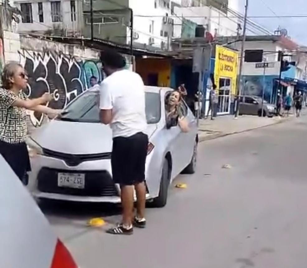 Aseguran que la conductora arrancó el coche hacia los ciclistas