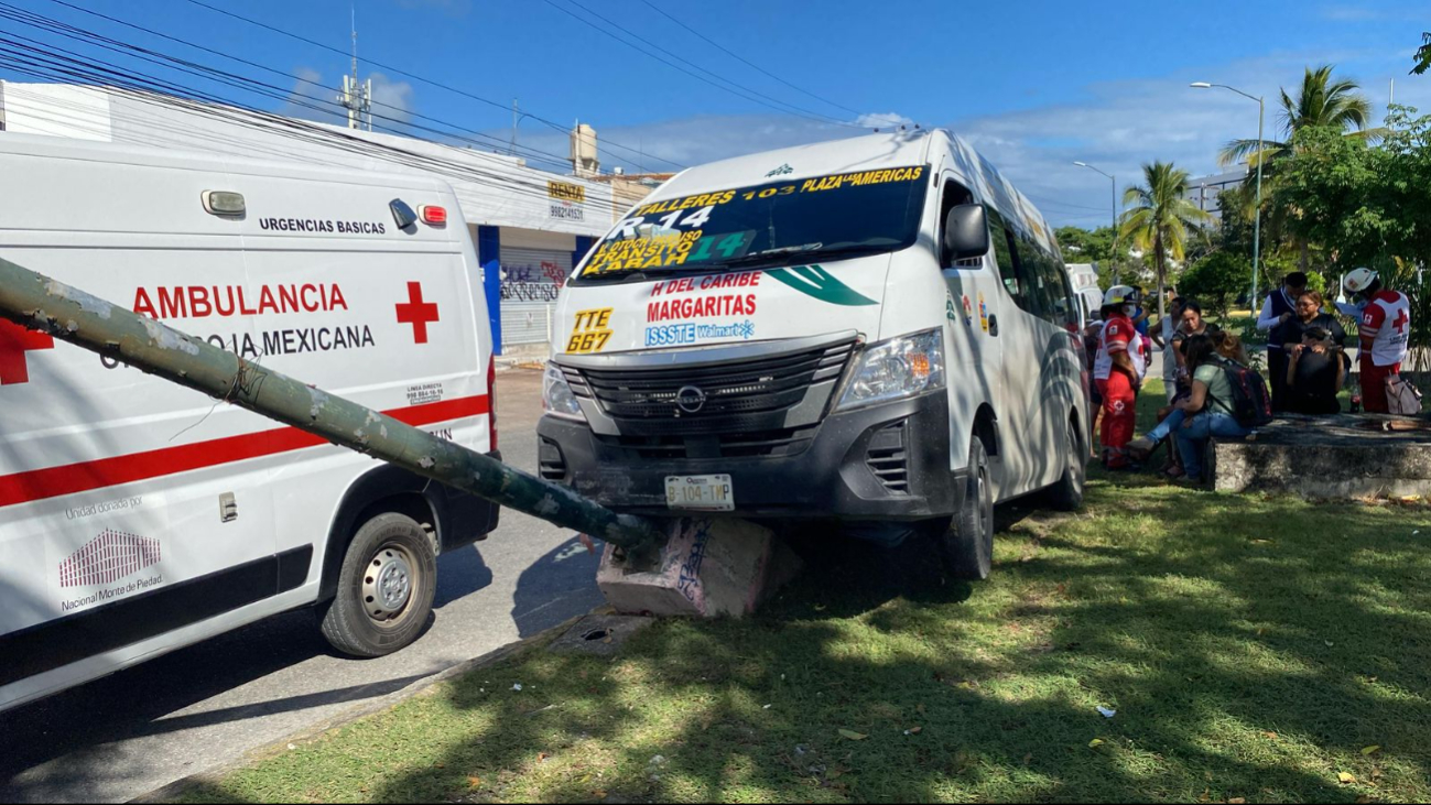 Debido a la rápida reacción del conducto, la unidad de transporte terminó impactándose contra un poste