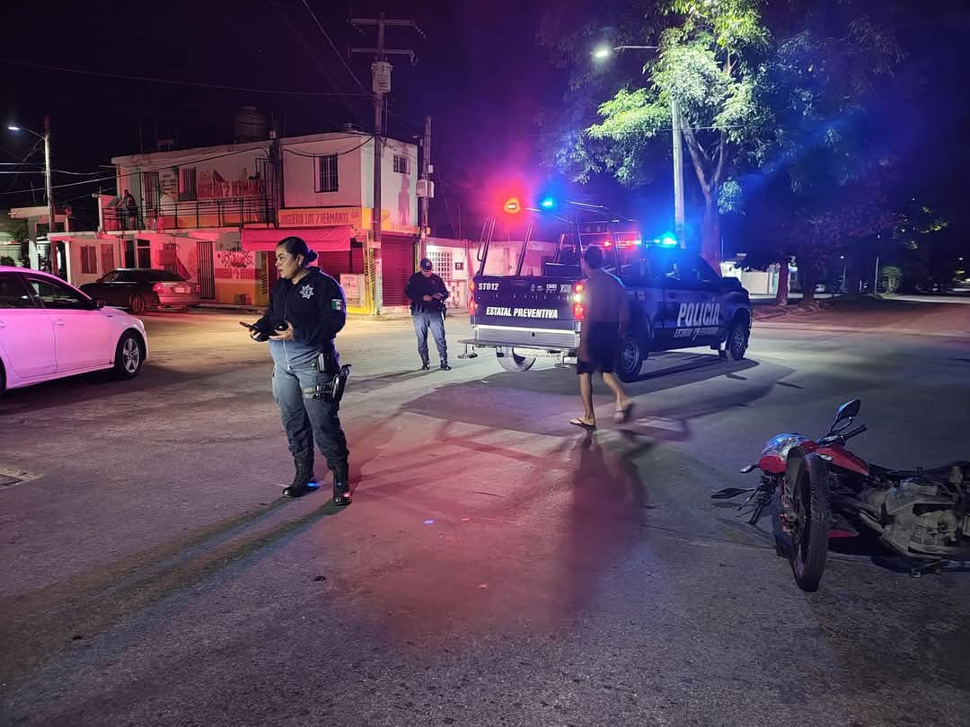 Motociclista choca contra patrulla por manejar sin precaución en Chetumal