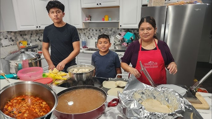 Las familias no solo preparan comidas, sino también postres que requieren especias.