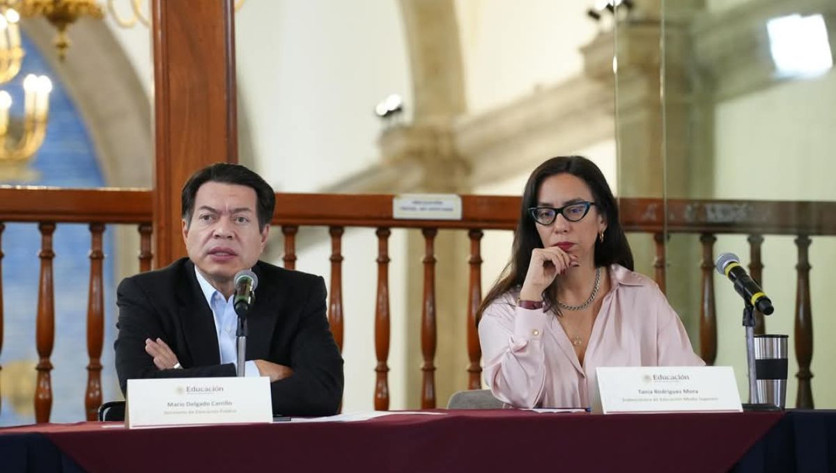 Mario Delgado Carrillo, secretario de Educación Pública (izquierda)