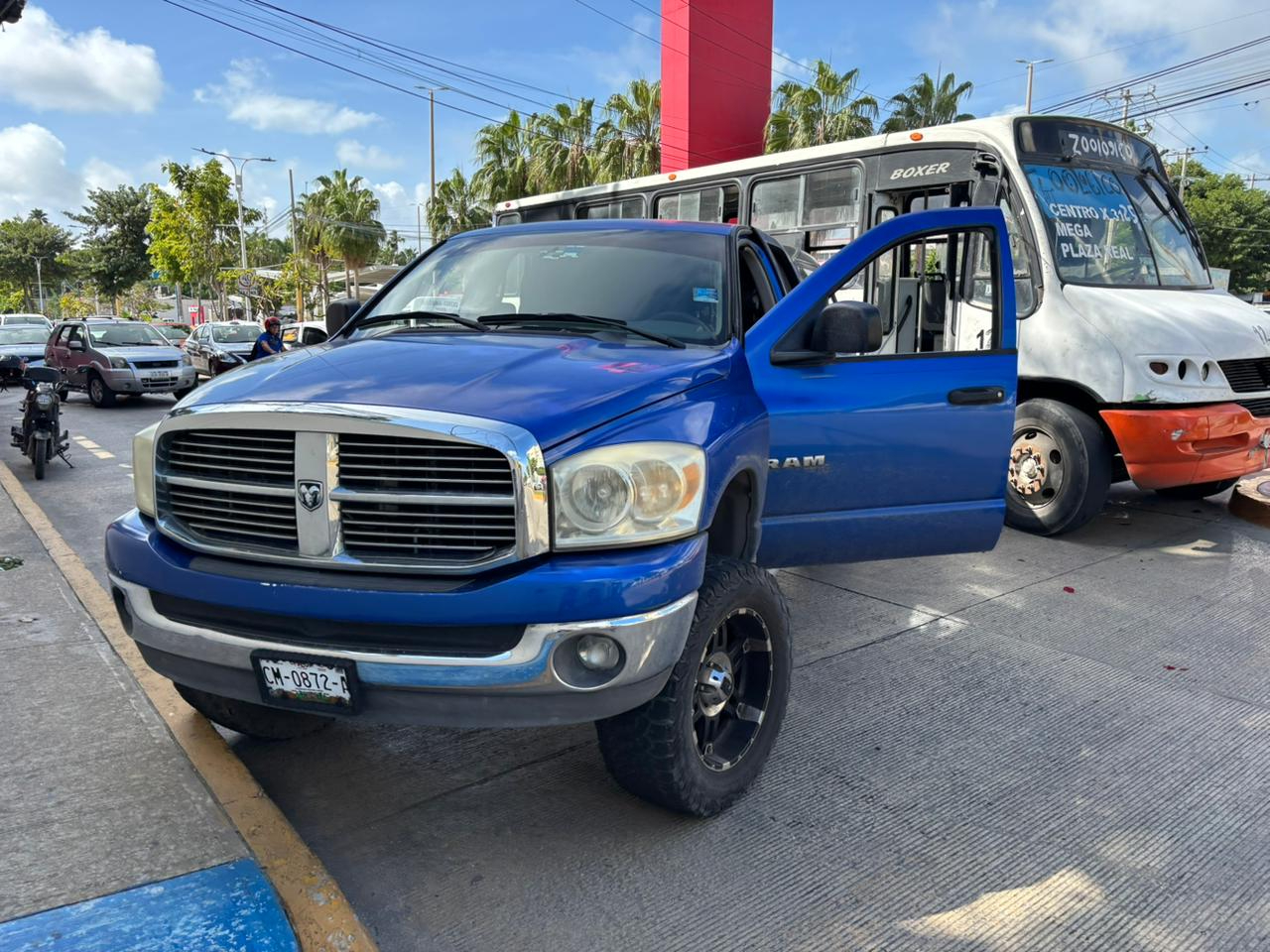 Caos vehicular y daños materiales dejó choque en Ciudad del Carmen