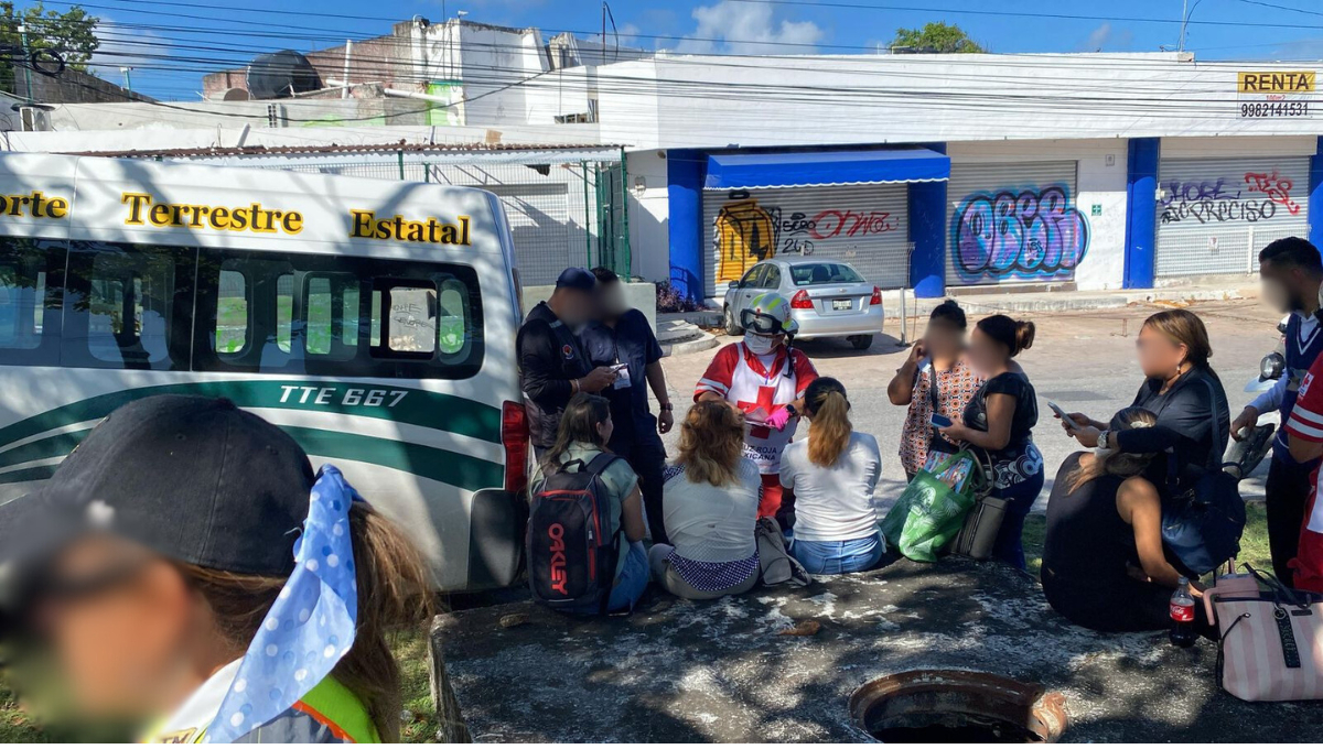 Paramédicos llegaron a la escena del accidente para atender a los heridos