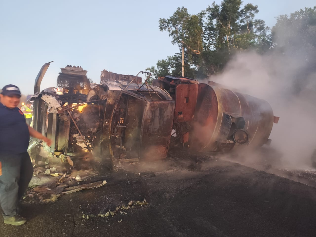 Pipa de chapopote se incendia al volcarse en la carretera federal 207 de Felipe Carrillo Puerto