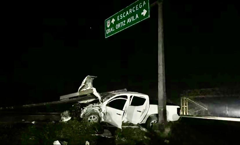 Aun con lo fuerte y aparatoso del accidente, el conductor de una camioneta de color blanco resultó sin lesiones y escapó del lugar.