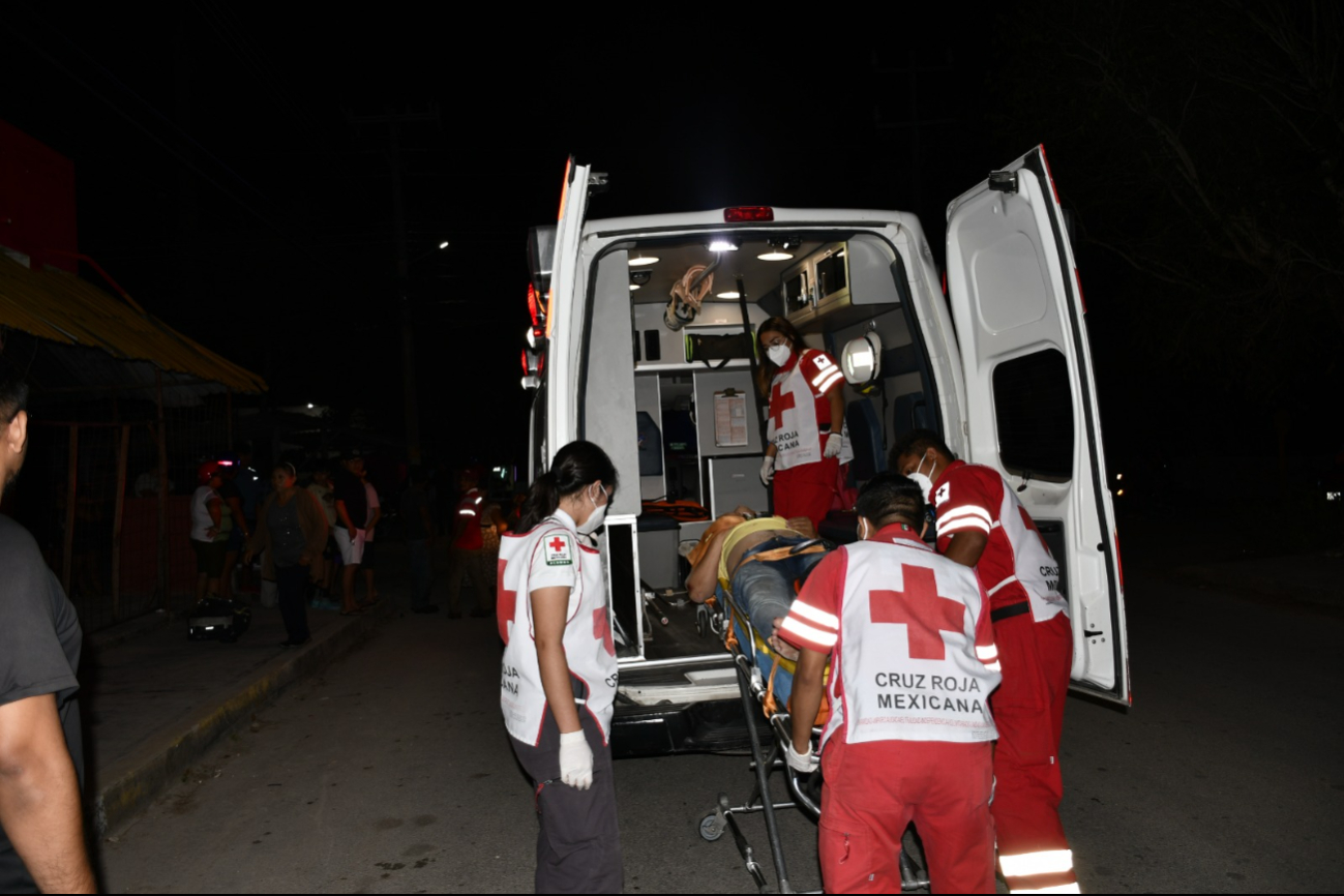 El accidentado fue atendido por paramédicos de la Cruz Roja y trasladado al hospital general