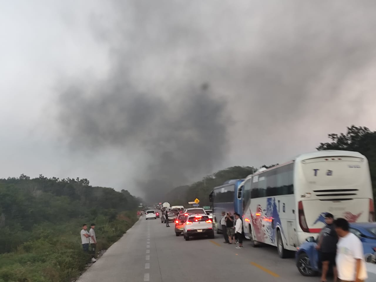 El conductor de la pipa logró salir con vida del transporte