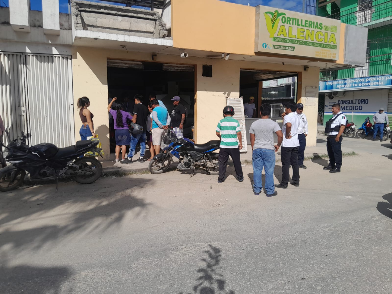 El motociclista salió disparado y cayó sobre el pavimento, resultando herido