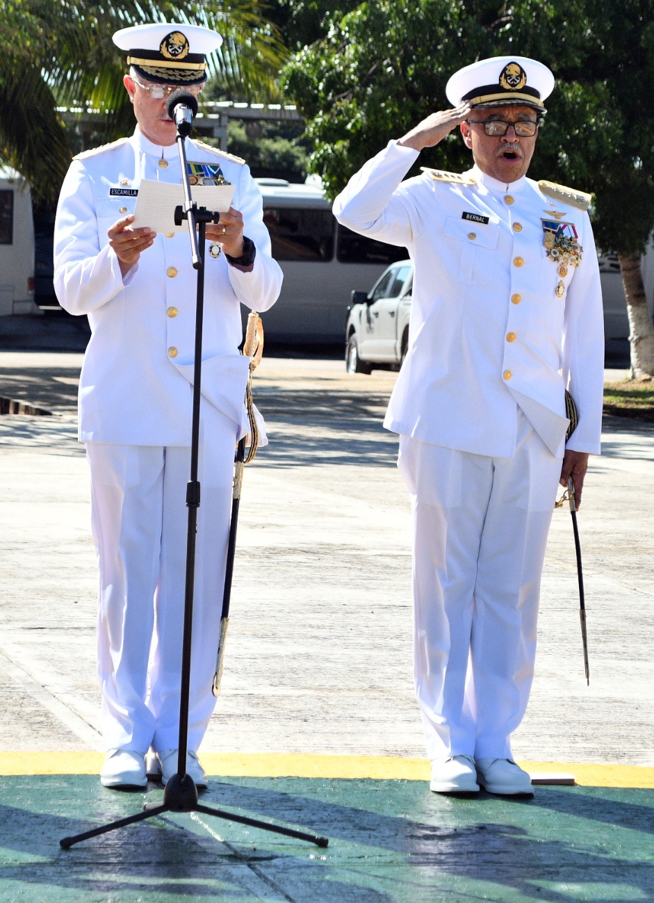 La ceremonia fue presidida por el Oficial Mayor de la Secretaría de Marina y la Gobernadora.