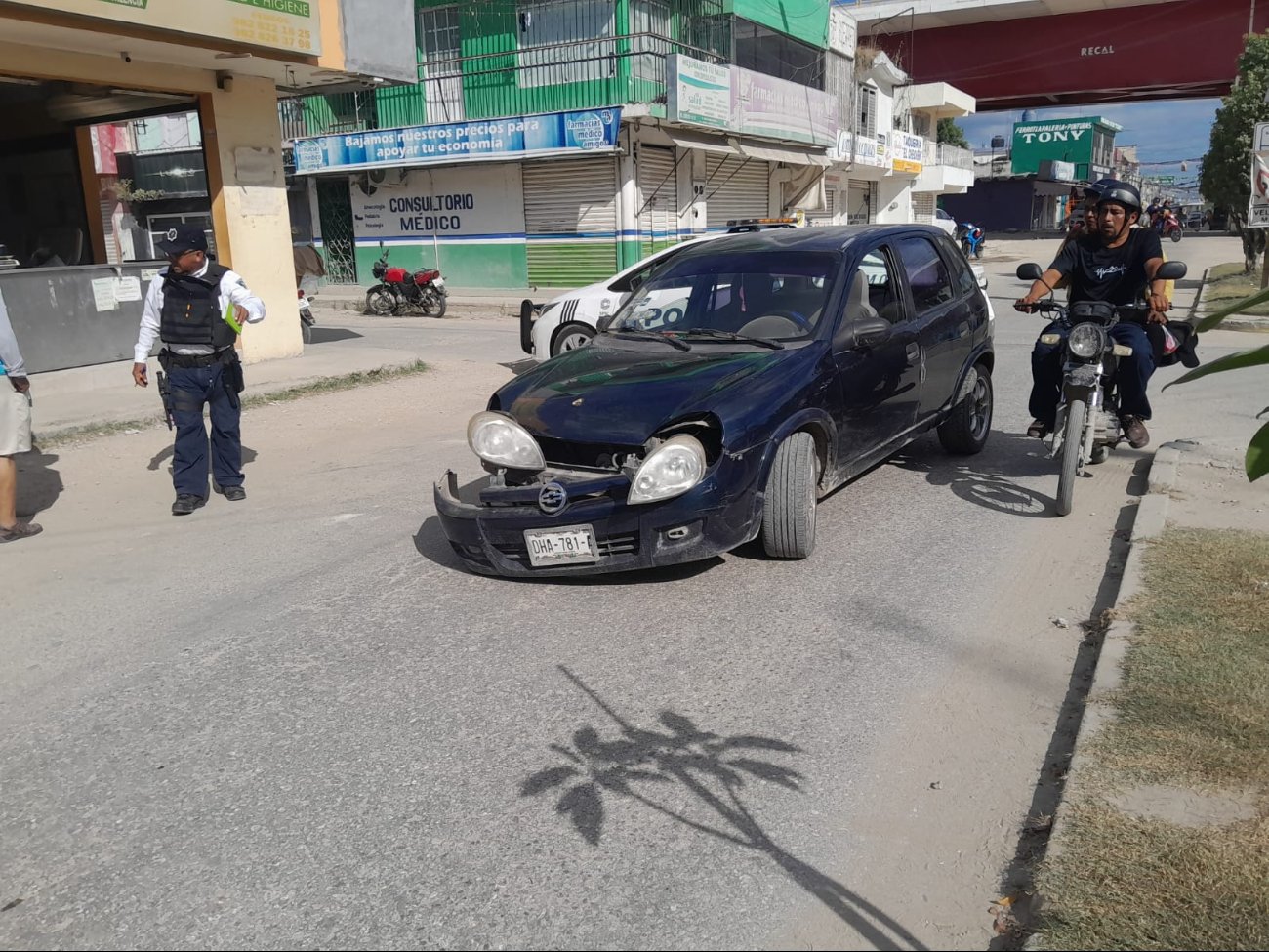 Conductora accidenta a motociclista  tras invadir el carril contrario en Escárcega  