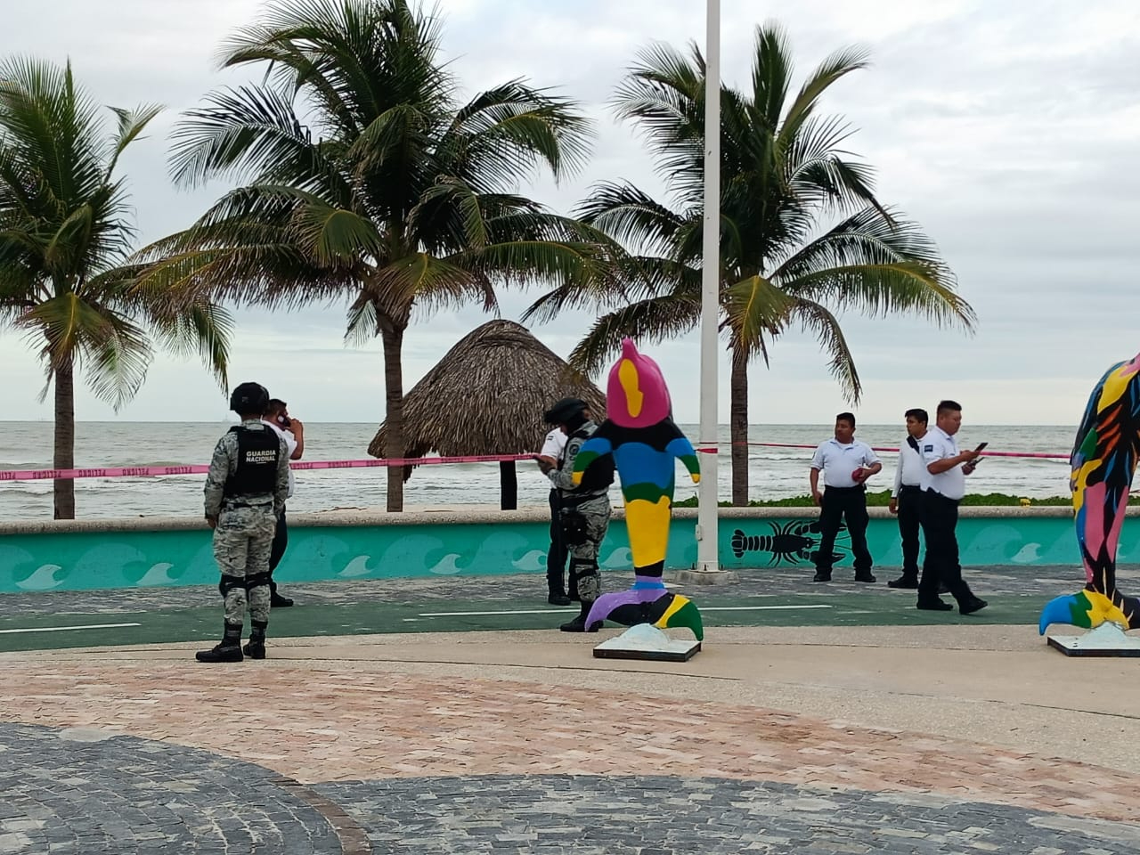 Un hombre sin vida fue hallado a la orilla de la playa en el malecón costero de Playa Norte.