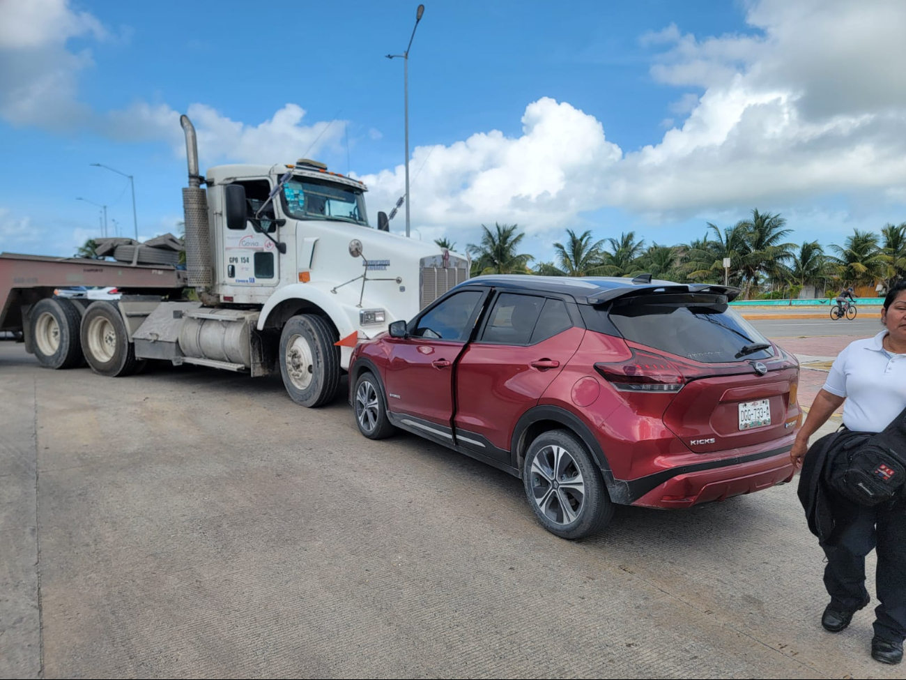 Colisión frontal  entre tráiler y camioneta  bloquea calles en Ciudad del Carmen 