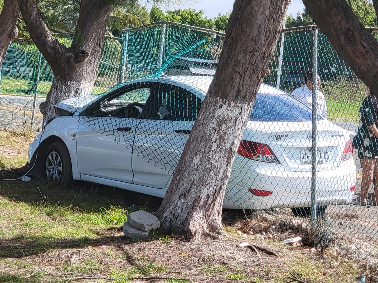 El conductor estaba enseñando a su pareja a manejar, pero la inexperiencia llevó al accidente