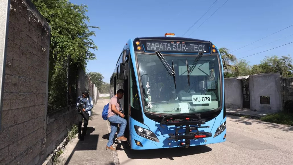 Hombre convulsiona a bordo de un camión de Va y Ven en Mérida