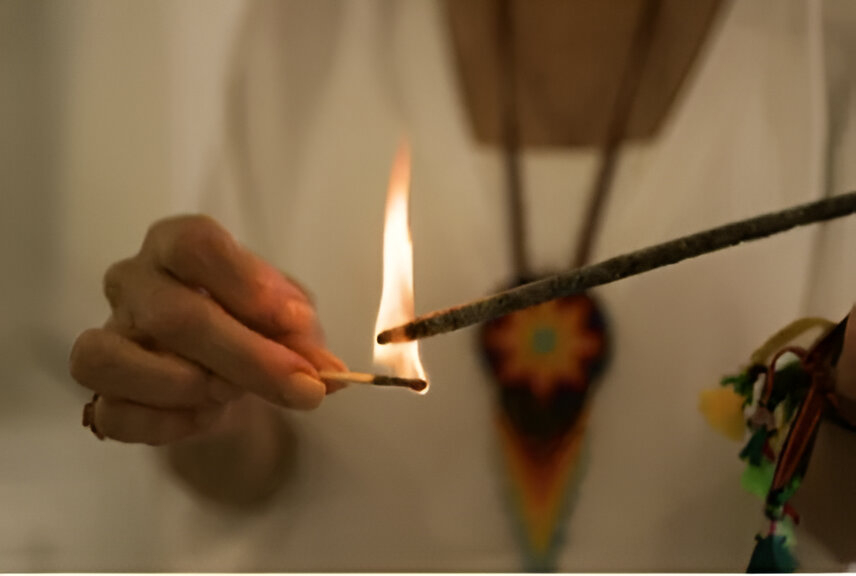 Las ceremonias mayas tradicionales incluyen ofrendas, oración y limpieza espiritual, guiadas por chamanes con hierbas y copal