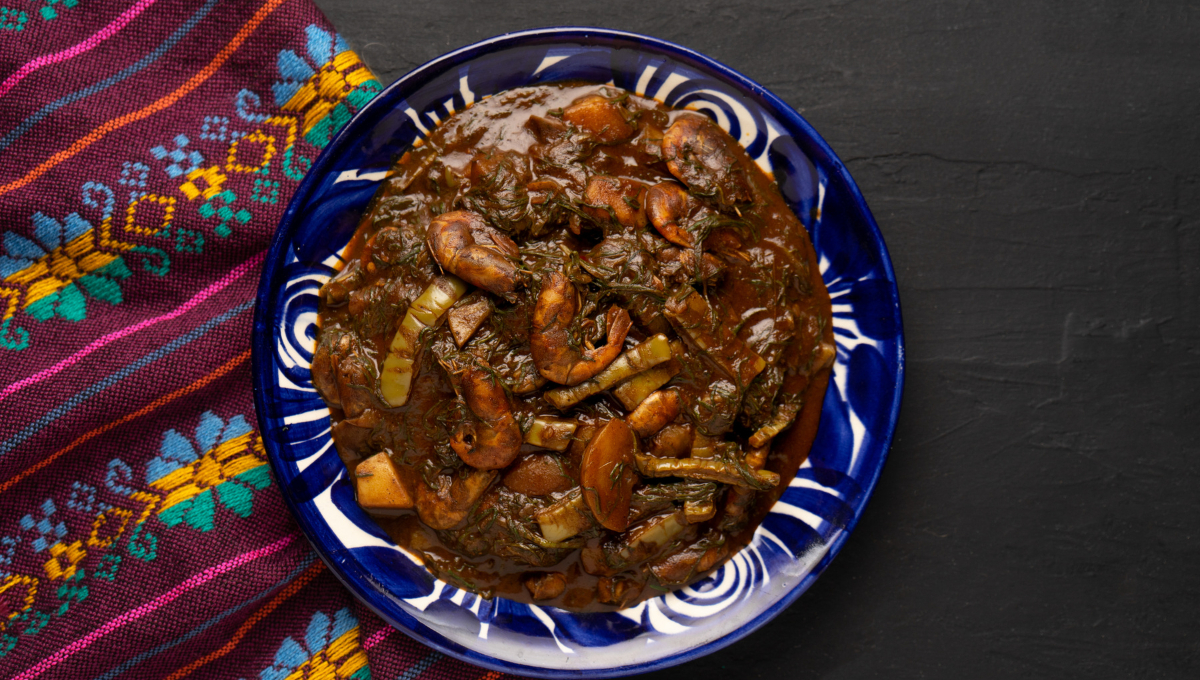 Una planta similar al romero, cocinada con mole, camarones secos y papas, que es una joya de la gastronomía mexicana navideña