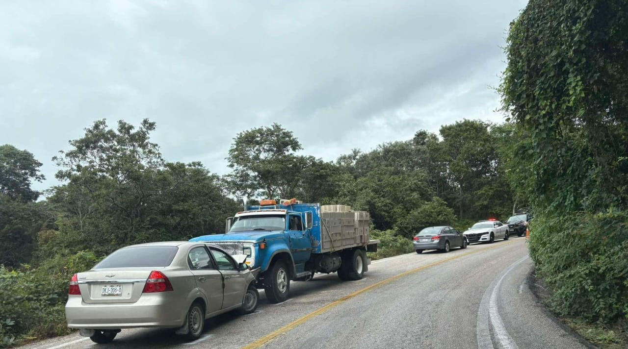 Choque frontal en la carretera Campeche-Seybaplaya deja tres lesionados