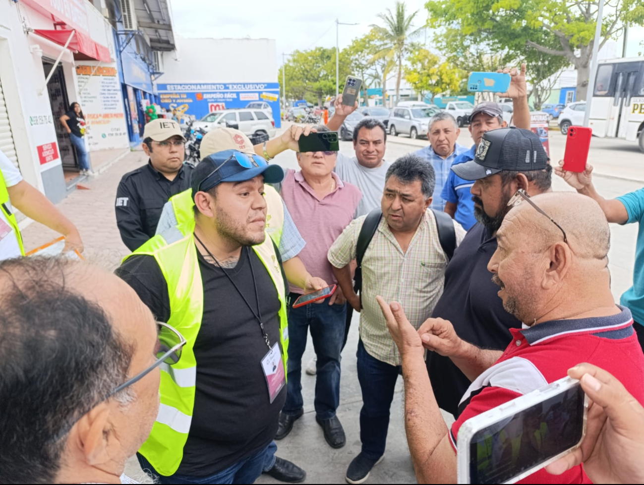 A pesar de la oposición de los encargados y propietarios, las unidades fueron llevadas al corralón municipal