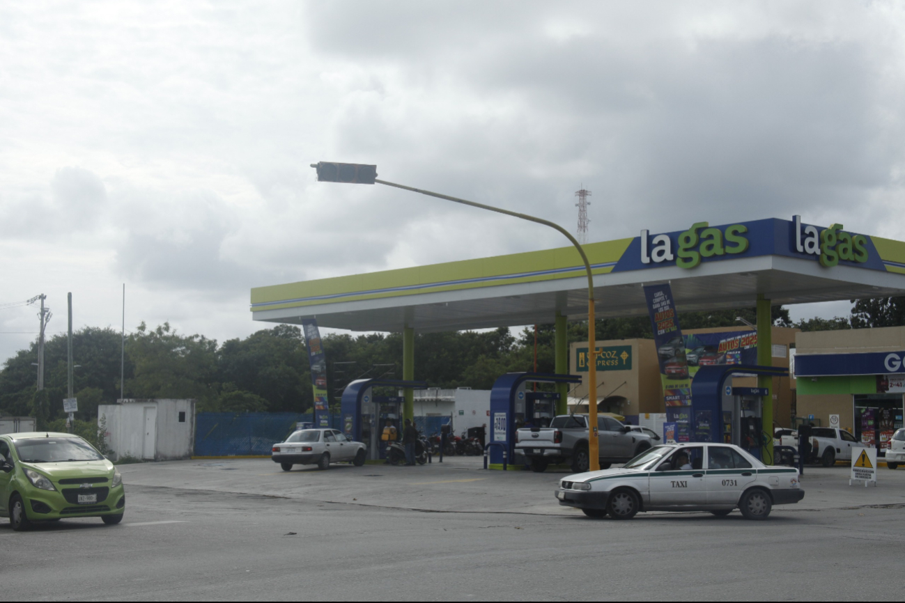 Automovilistas y peatones se enfrentan a caos vial en la intersección de las avenidas Chichen Itzá con Tepich