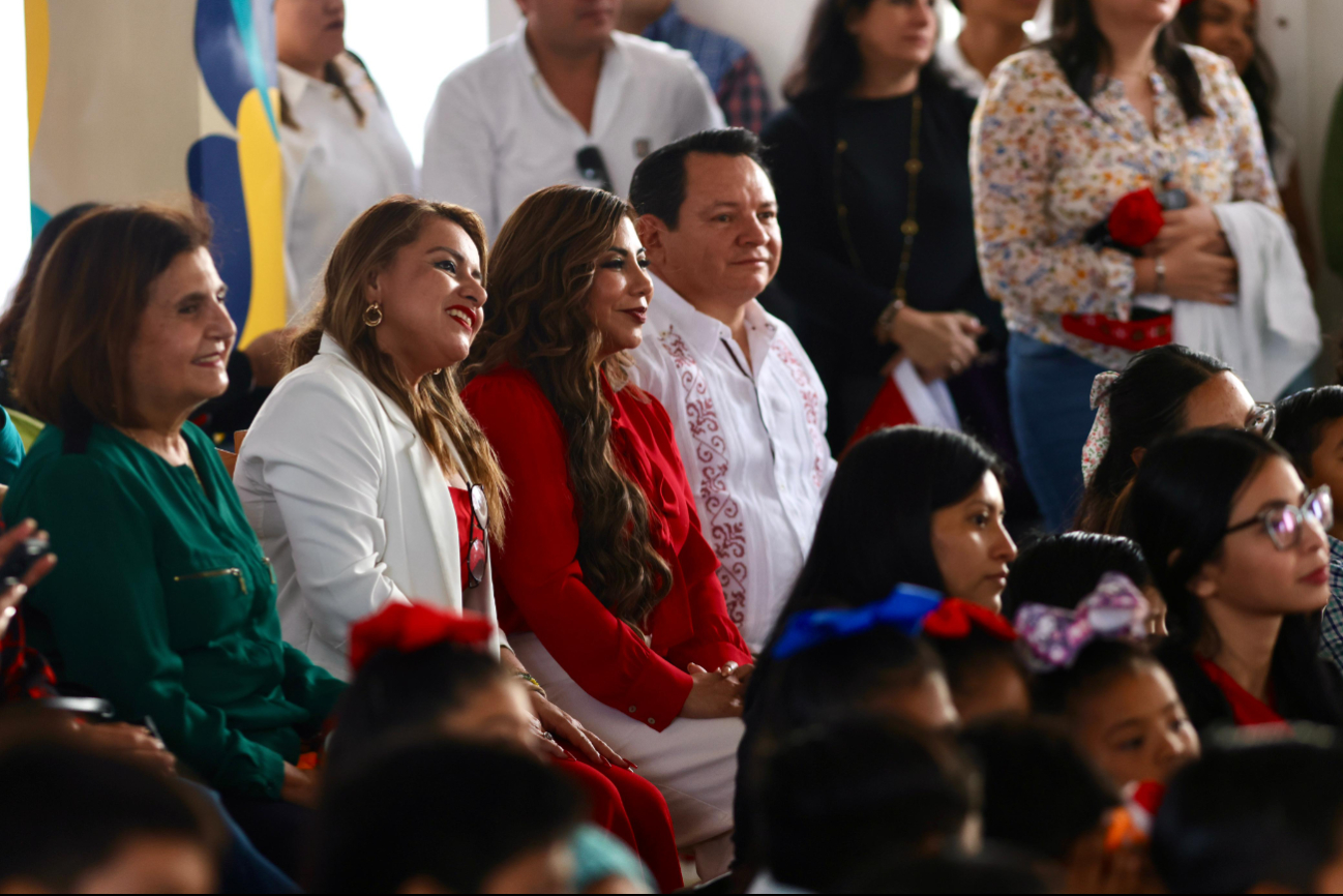 El gobernador Joaquín Díaz Mena visitó Casa Otoch y entregó regalos navideños a los niños y adolescentes