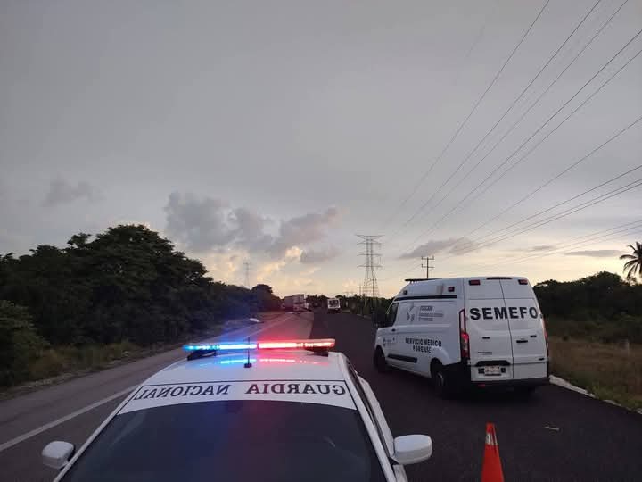 El sábado por la mañana, un tráiler chocó contra una motocicleta en la carretera Isla Aguada-Sabancuy