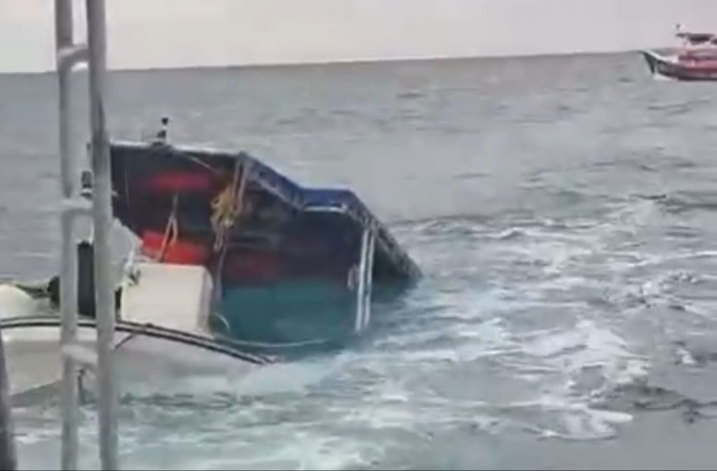 Embarcación se hundió en el arrecife Colombia de Cozumel, punto turístico muy popular.