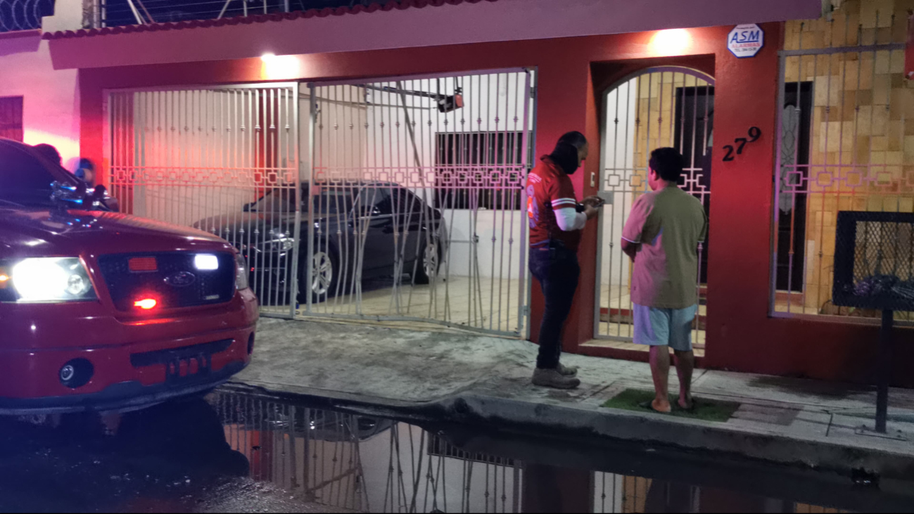 Además del vehículo, las rejas de una vivienda fueron afectadas.