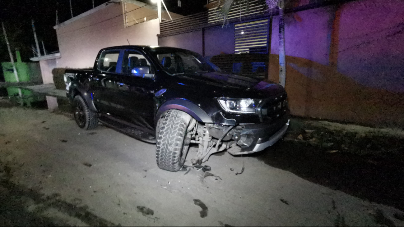 Se da a la fuga tras colisionar contra camioneta estacionada en Campeche