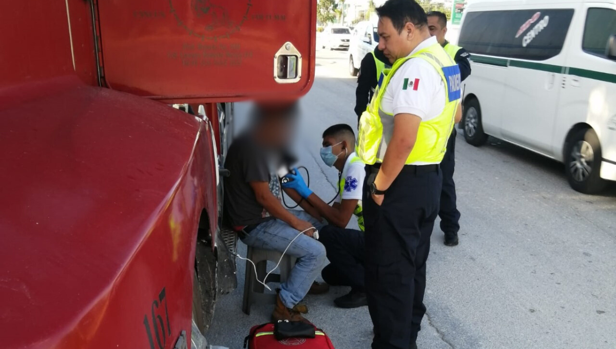 El trailero se estacionó para evitar accidentes y esperó a ser atendido