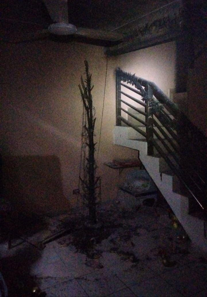 En una vivienda del fraccionamiento Villamar II se reportó un microincendio de un árbol de navidad