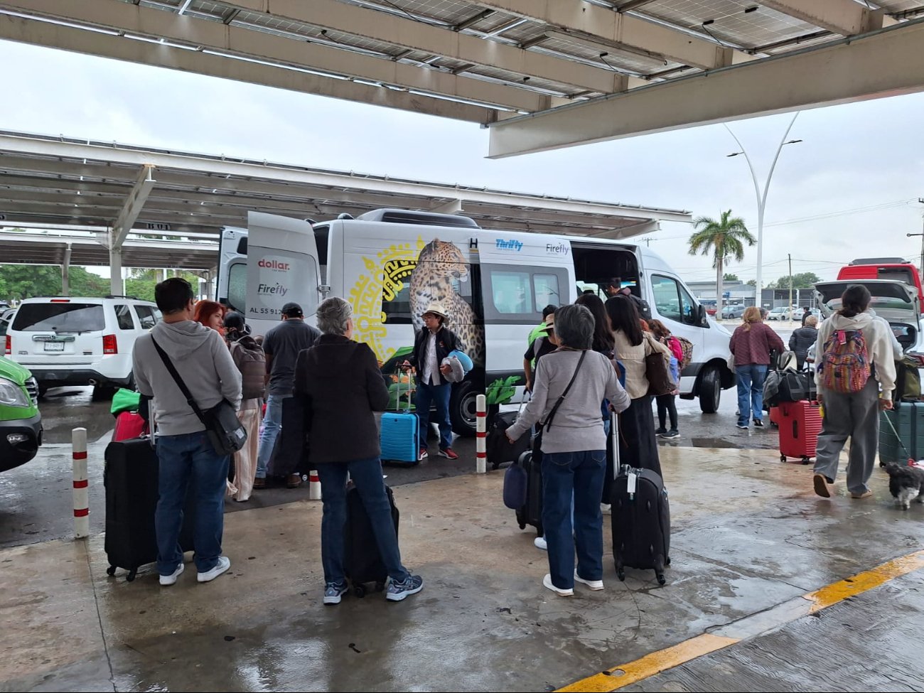 Turistas abarrotan las rentadoras de autos en el aeropuerto de Mérida