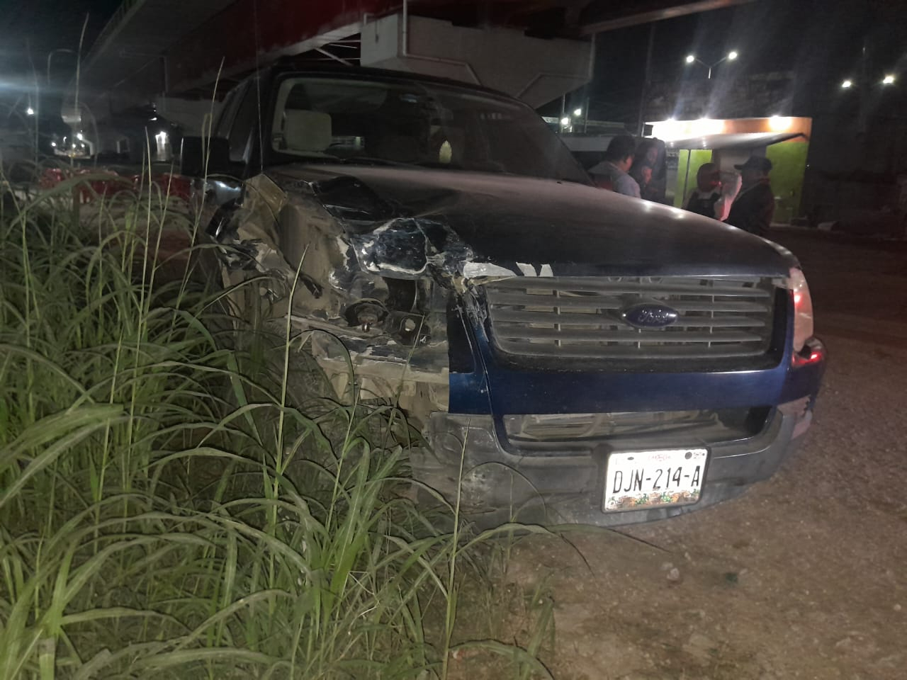 Camioneta Ford Explorer chocó con una Toyota Hilux estacionada en la colonia 10 de Mayo