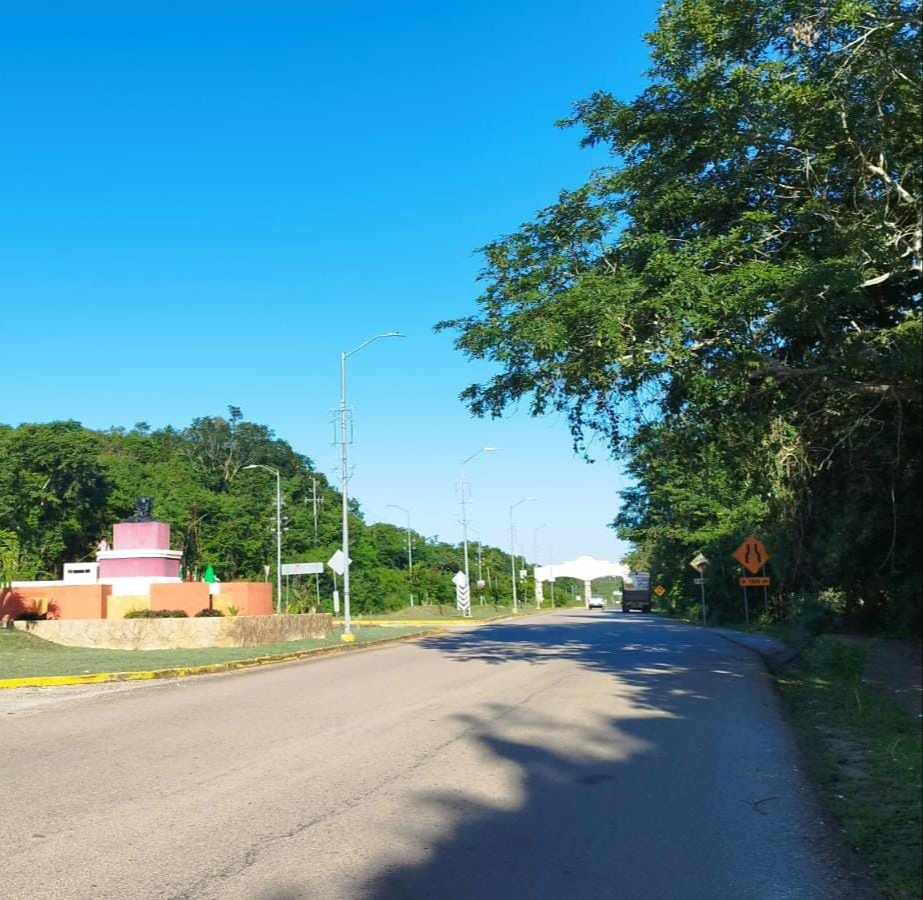 Motociclista es trasladado a u hospital en José María Morelos al sufrir un accidente con un remolque