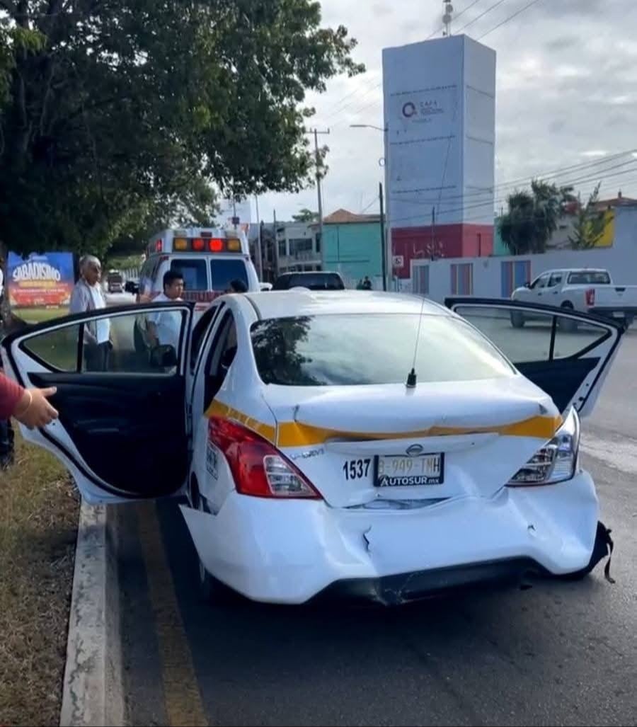 En plaza "Las Américas" se registró un accidente automovilístico.