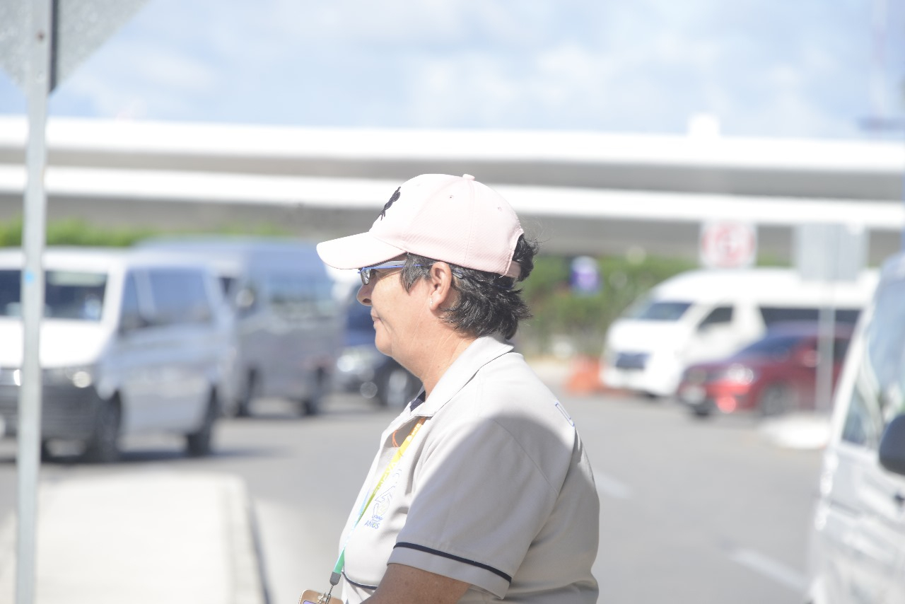 Gabriela afirma que le gusta su trabajo en el aeropuerto, donde conoce a gente diferente todos los días