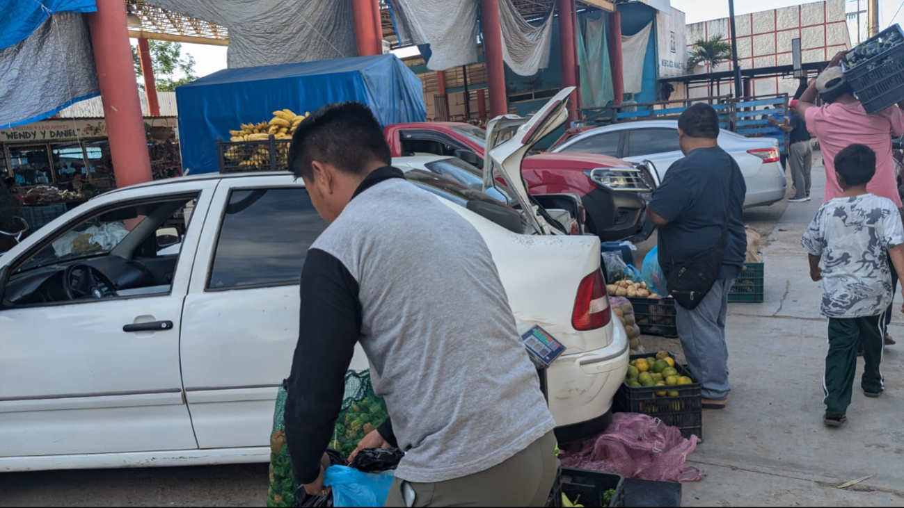 Incluso algunos llegaron para vender mercancía aprovechando los preparativos para la cena