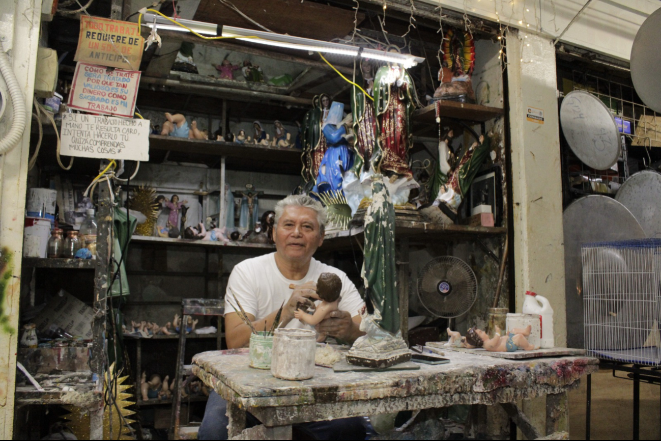 José Alberto Cervera Pinelo se dedica a la restauración de arte sacro en el mercado Lucas de Gálvez