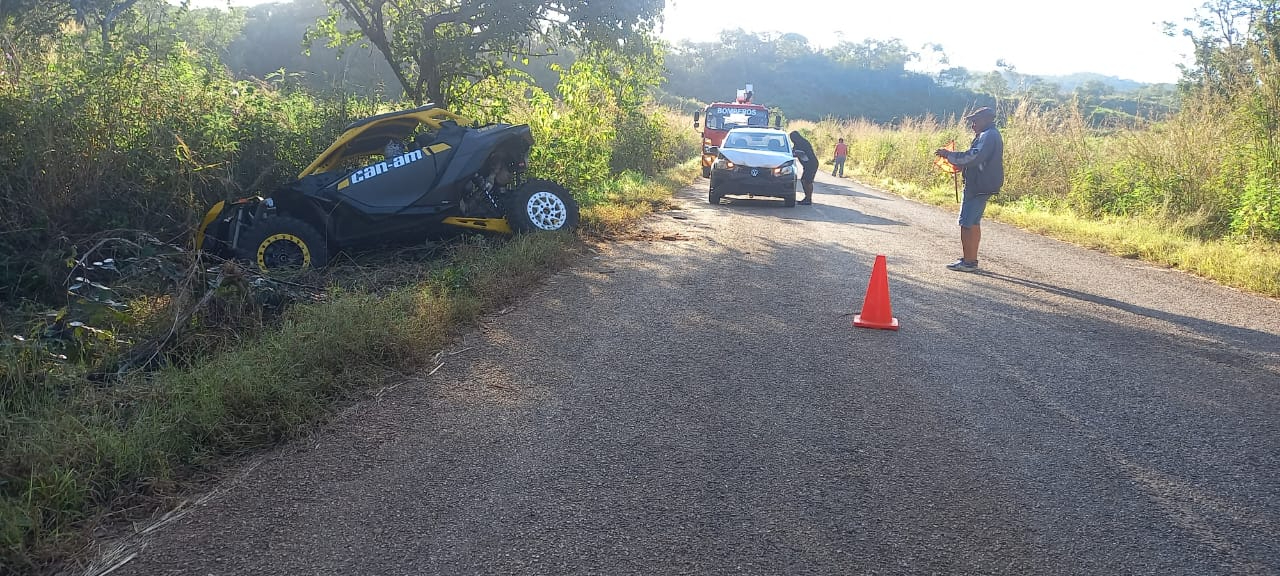 Vehículo todoterreno se sale de la carretera por esquivar un perro en Tenabo