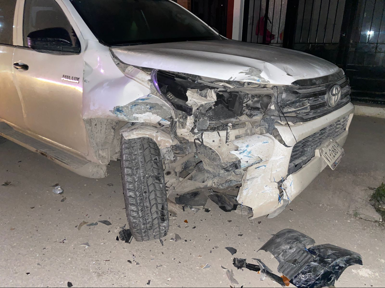 Perdió el control del volante y se fue a impactar contra una camioneta Toyota Hilux