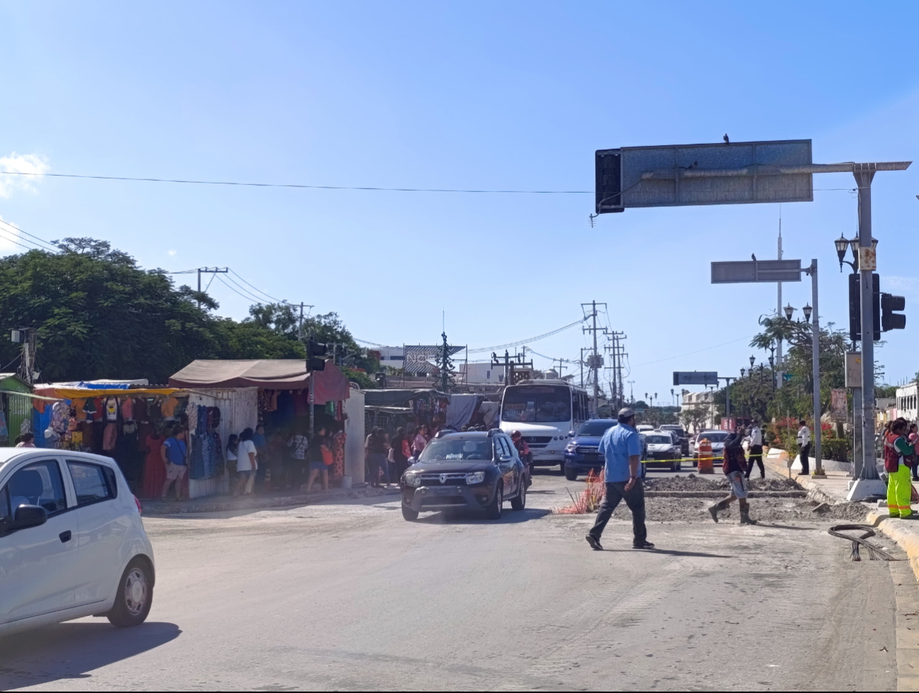 Compras navideñas y obras del transporte Ko'ox complican el tráfico en Campeche