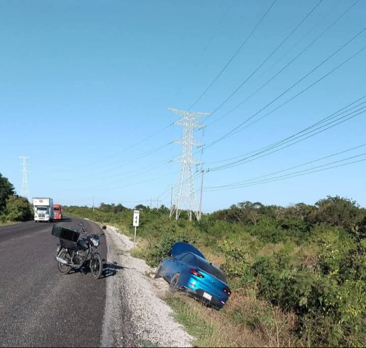 Un accidente ocurrió en la carretera federal 180 entre Isla Aguada y Sabancuy