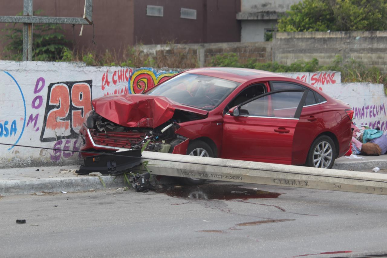 Mujer se duerme al volante y derrumba poste de alta tensión en Champotón