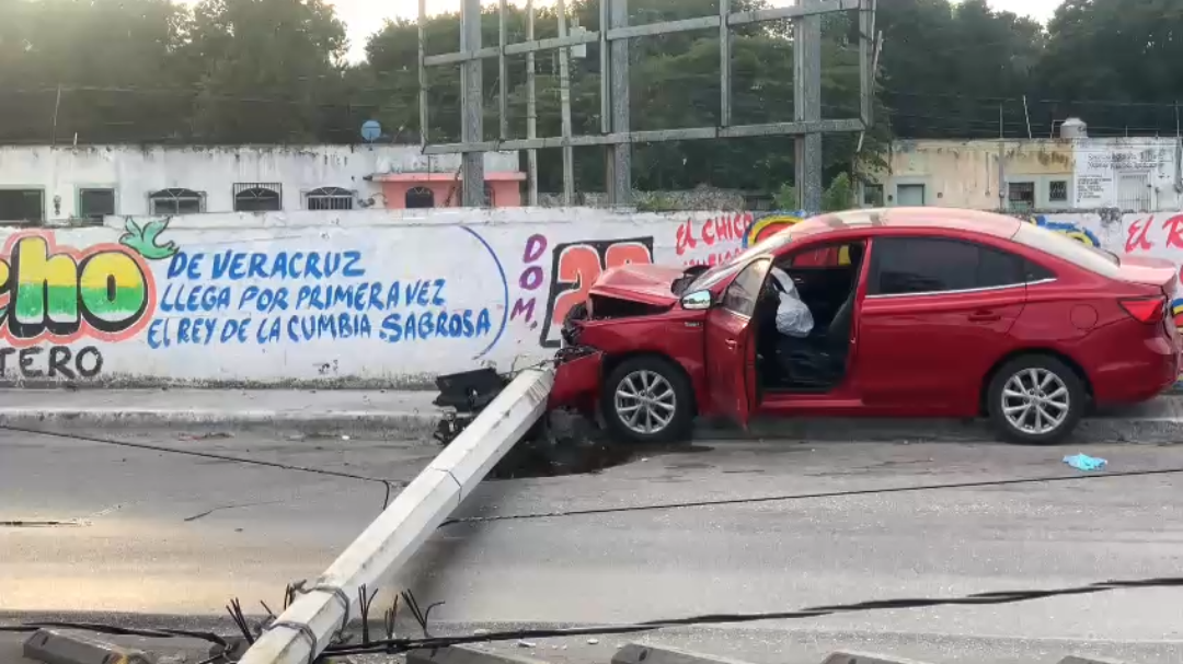 Conductora se impacta con poste de la CFE