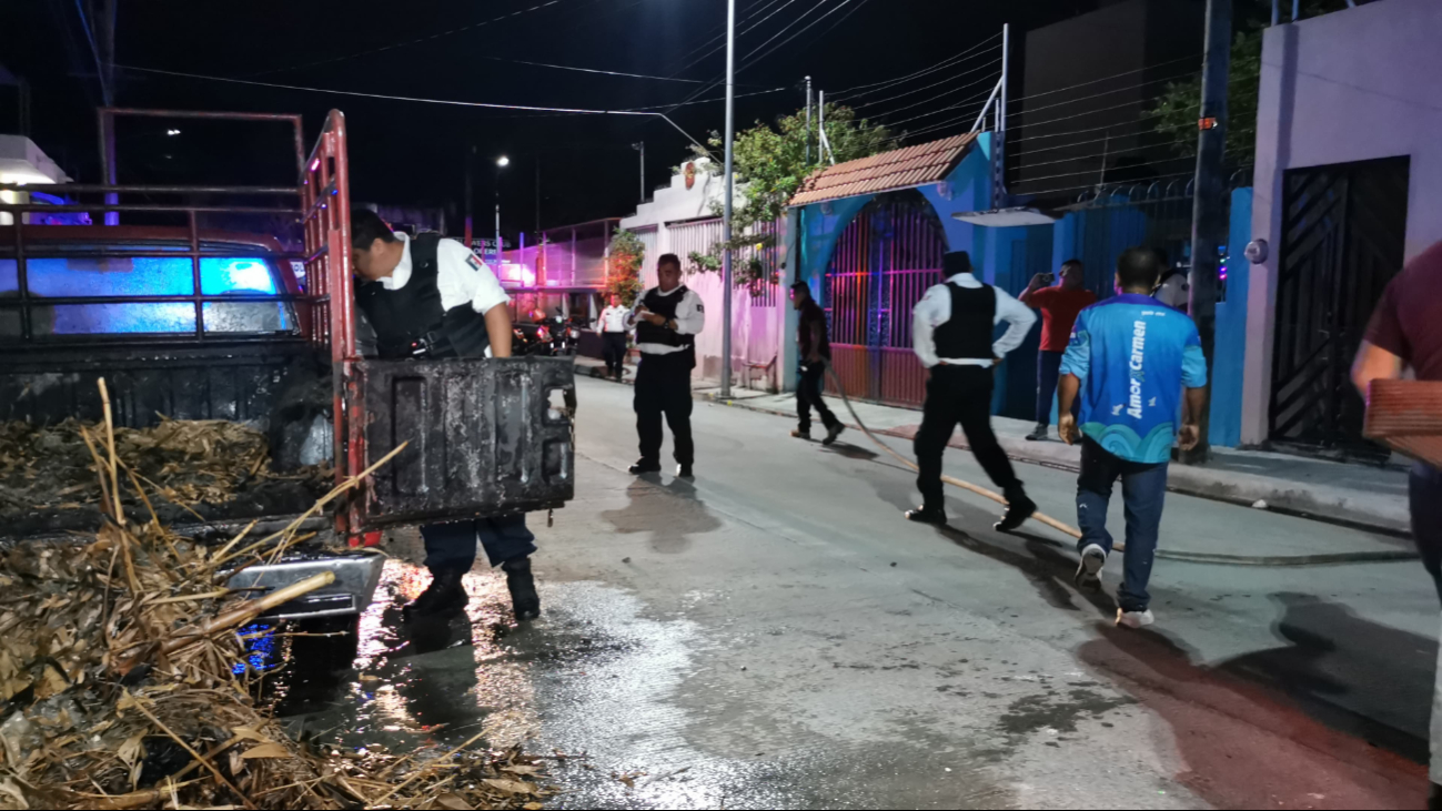 Menores causan incendio con pirotecnia.