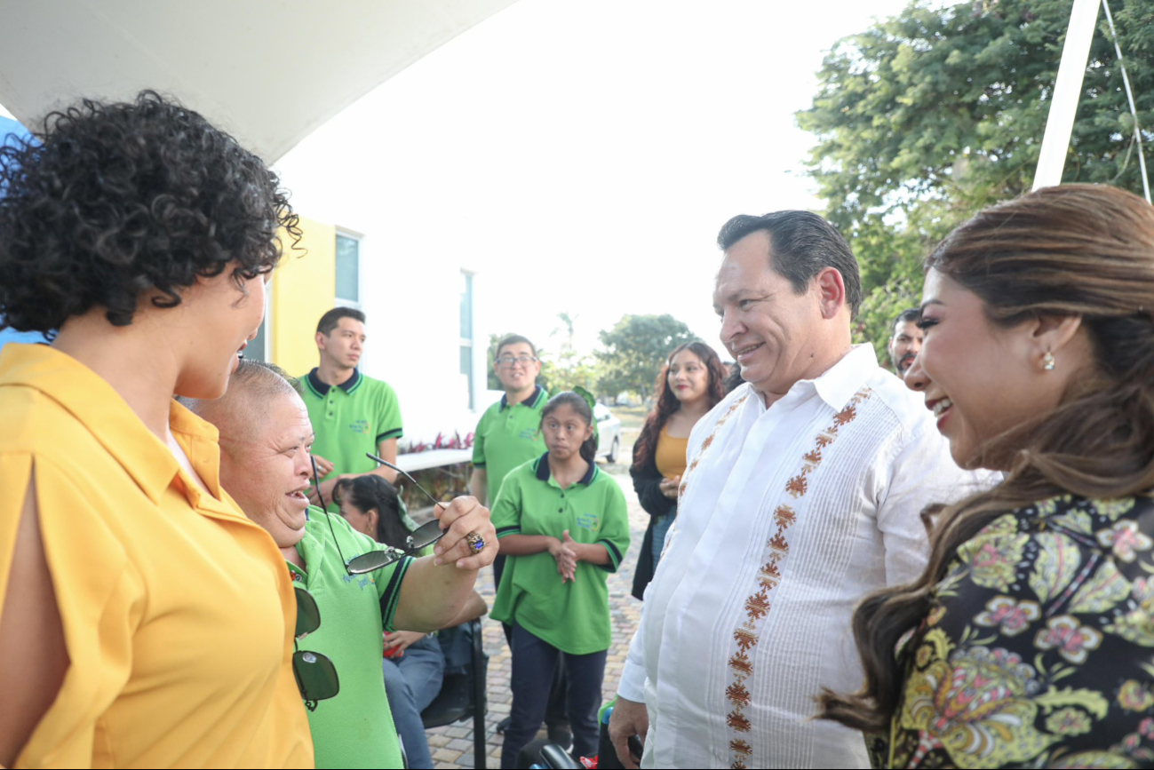 El Gobernador junto a su esposa convivieron con el Club Ayelem