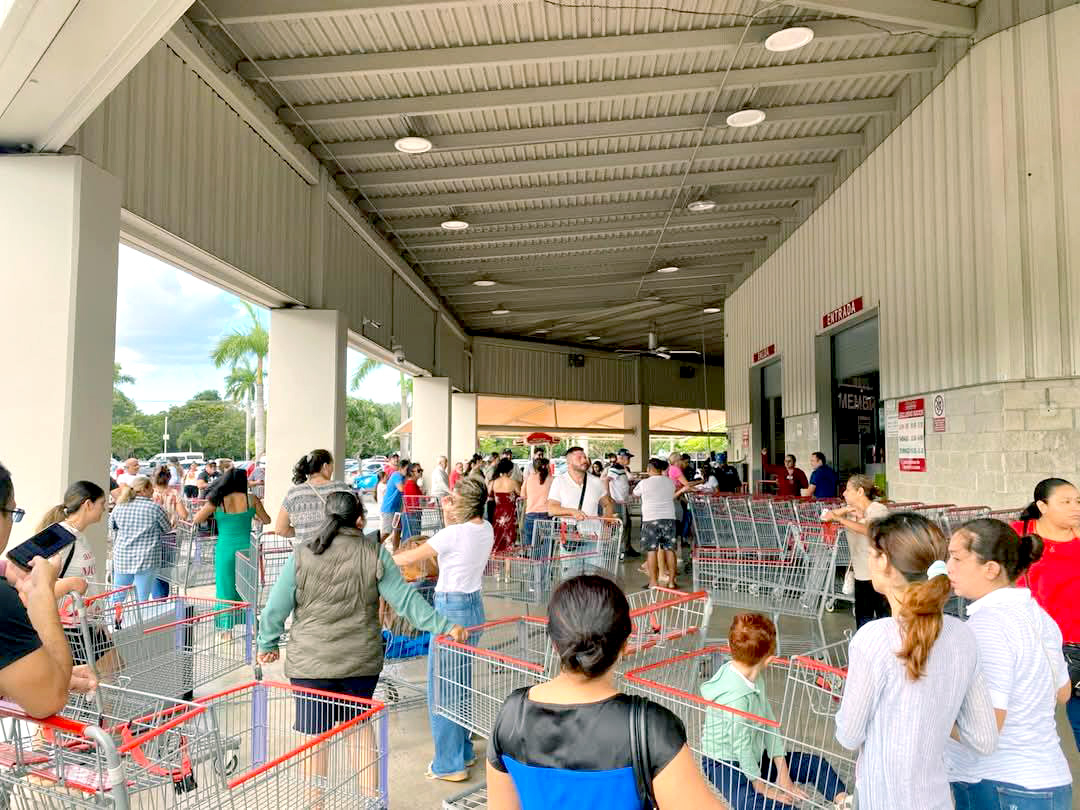 Habitantes y visitantes acudieron a realizar sus últimas compras previo a Noche Buena; por lo que el ver a los uniformados en los principales puntos les da seguridad.