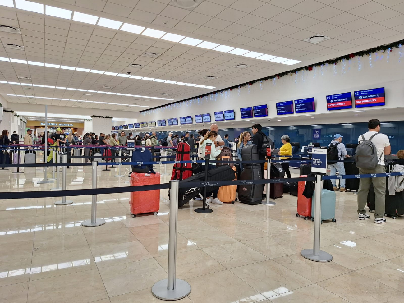 Jornada navideña en el aeropuerto de Mérida